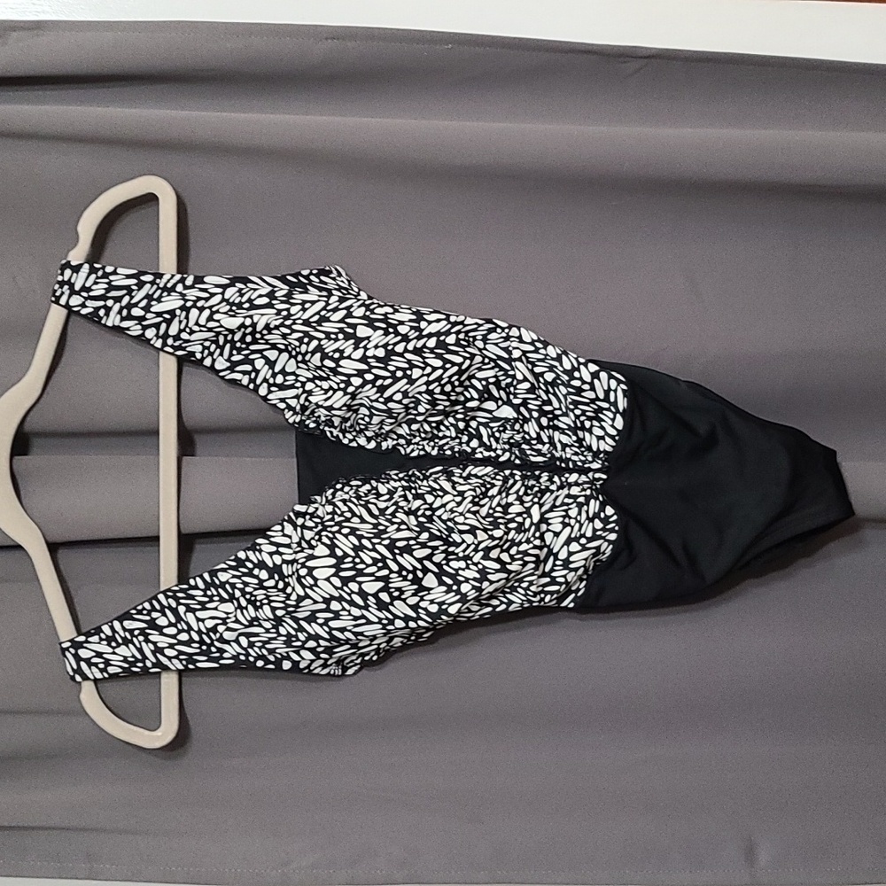 Inches Away Womens Swimsuit One Piece Slimming Black/White Built in Bra Sz 8 EUC
